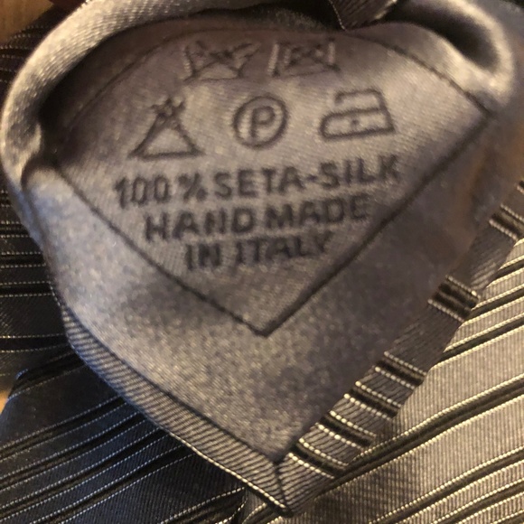 Brioni 100% Silk Black / Gray / Silver Stripe Tie - Picture 4 of 4